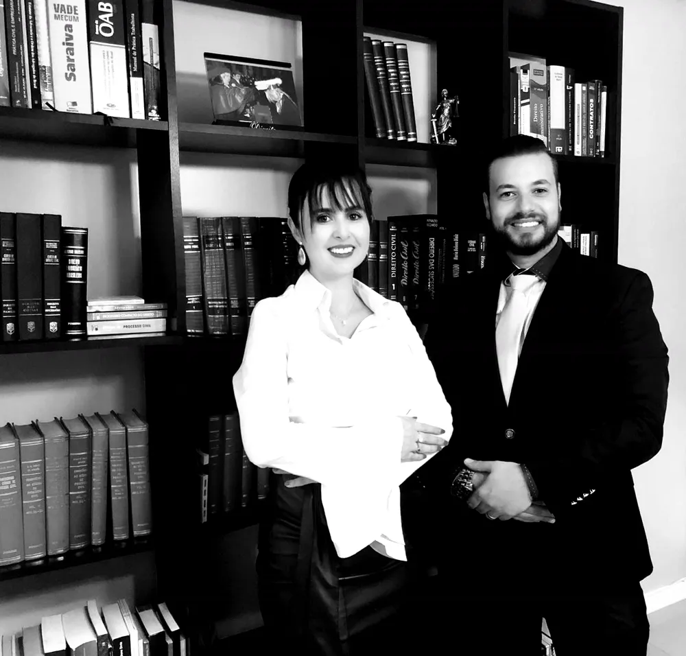 Dra. Milena Silva e Dr. Vinícius Rodrigues no escritório